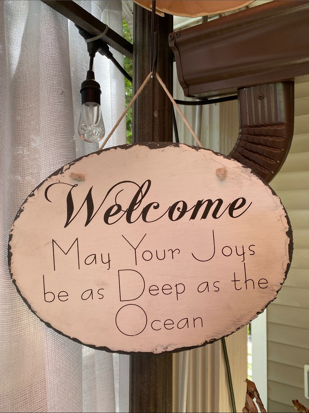 BEACH OVAL WELCOME SIGN WHITE & BLACK ON ROPE.